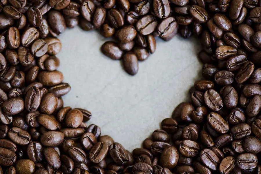 Geröstete Kaffeebohnen, in der Mitte zu einem Herz ausgespart